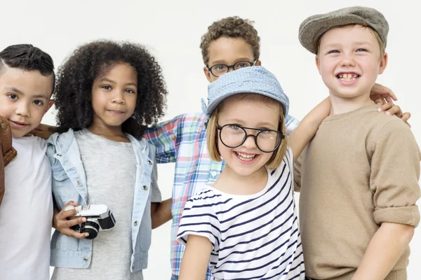 Fröhliche Kinder haben gemeinsam Spaß — Stockfoto