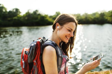 sırt çantası ile genç kız