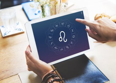Dijital tablet elinde tutan kadın