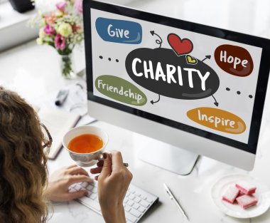 bilgisayar ile çalışan kadın