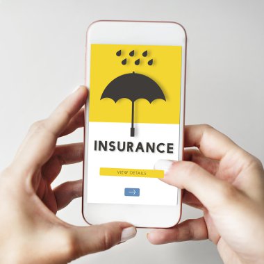 Cep telefonu ellerinde.