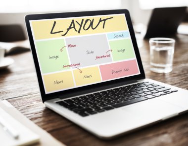 çalışma alanı tablo üstünde laptop  