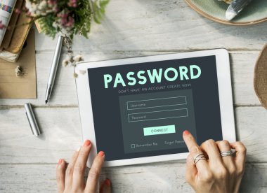 dijital tablet kullanan kadın