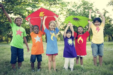 Uçan uçurtma ile oynayan çocuklar