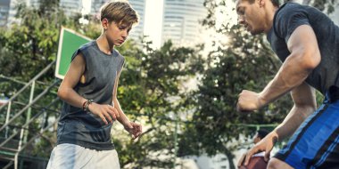 adam ve çocuk basketbol oynarken