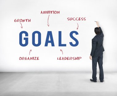 İşadamı takım ayakta duvarının yakınında