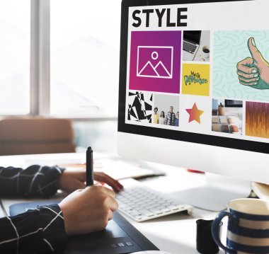 Grafik tablet ile çalışan tasarımcı