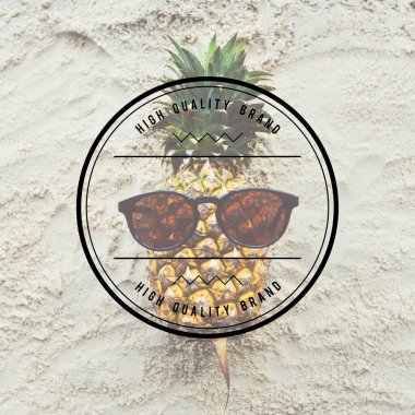 Kum üzerinde komik ananas