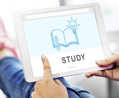 Dijital tablet elinde tutan kişi