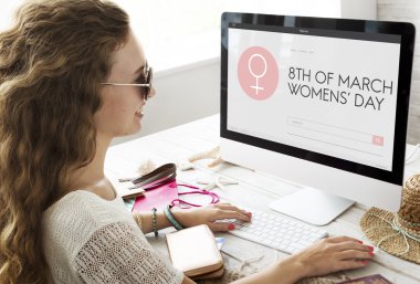 bilgisayar ile çalışan kadın