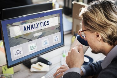 bilgisayarla çalışma iş adamı