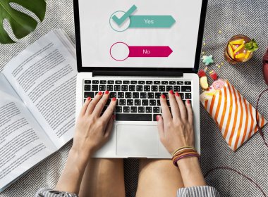 Dizüstü bilgisayar kullanan kadın