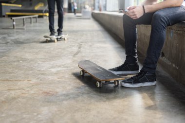 Adam kaykaycı ve aşırı spor