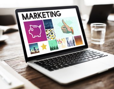 Tablo kavramı üstünde laptop  