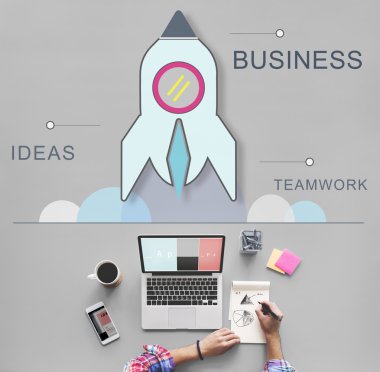 Bilgisayarda çalışan iş adamı