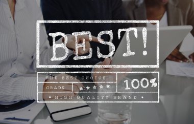 Dijital tabletle çalışan iş adamları