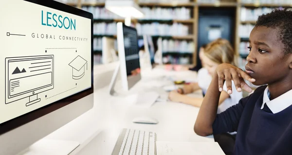 Crianças estudando com computadores — Fotografia de Stock