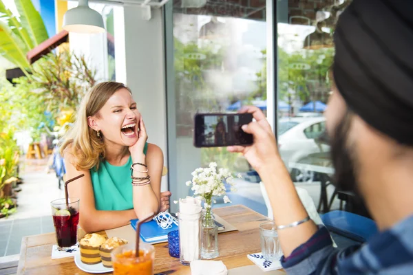 Amici che fanno foto su smartphone — Foto Stock