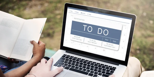 Parkta dizüstü bilgisayar kullanan öğrenciler