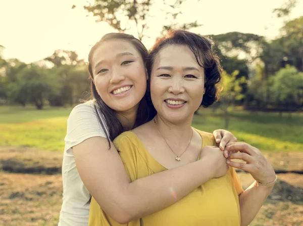 Glad Asiatiska mamma och dotter — Stockfoto