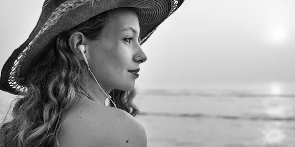 Vacker kvinna i sommar hatt — Stockfoto