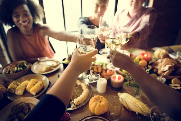 Menschen jubeln Konzept zu — Stockfoto