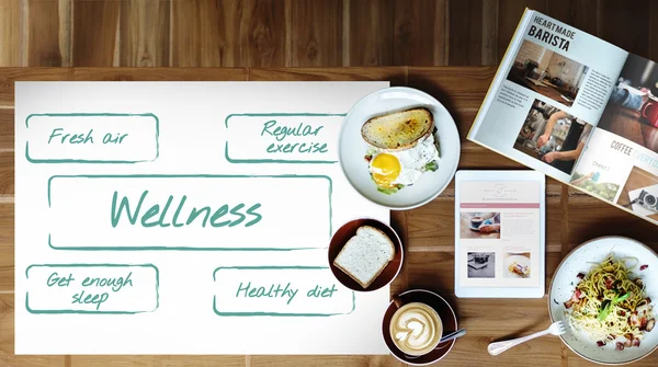 Table en bois avec petit déjeuner et tablette numérique — Photo