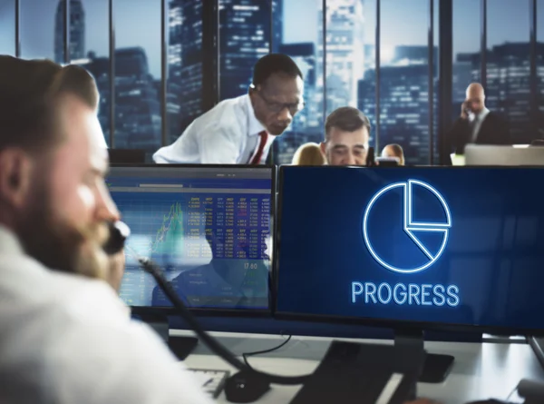 Gente de negocios trabajando en oficina — Foto de Stock