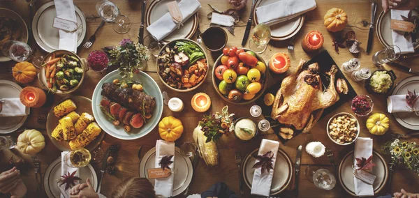 Tabel met heerlijk eten geserveerd — Stockfoto