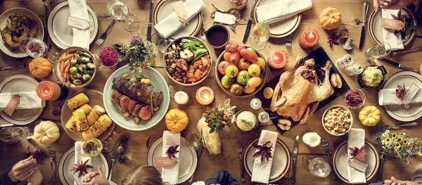 Tablo ile lezzetli yemekler servis — Stok fotoğraf