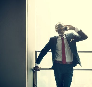 Dijital aygıt kullanarak iş adamı