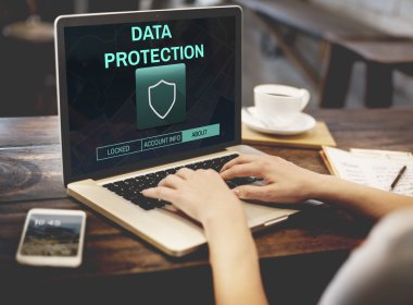 Kadın kafede dizüstü bilgisayar ile çalışma