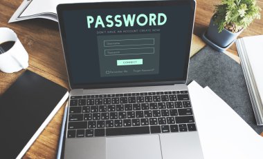 ekranda metin olan dizüstü bilgisayar