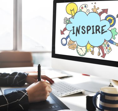 bilgisayar ile çalışan kadın