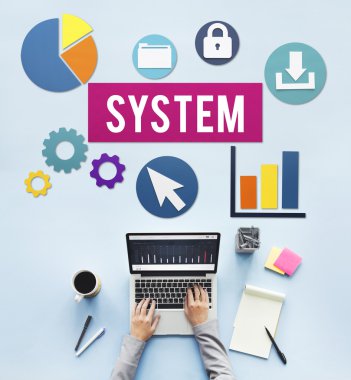 laptop ile çalışan kişi 