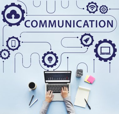 laptop ile çalışan kişi 