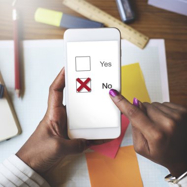 Kadın cep telefonuna göz atıyor