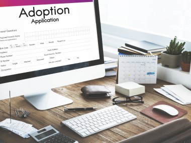 bilgisayar monitöründe ofis çalışma masası