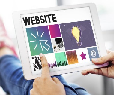 Dijital tablet elinde tutan kişi