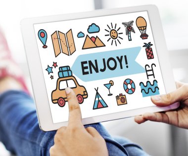 Dijital tablet elinde tutan kişi