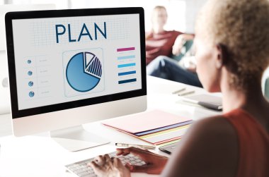 Bilgisayarda çalışan iş kadını 