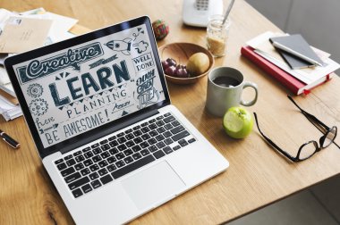 çalışma alanı tablo açılan laptop