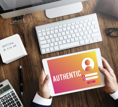 Dijital tablet elinde olan adam