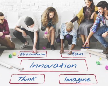 Kattaki insanlar çizim afiş