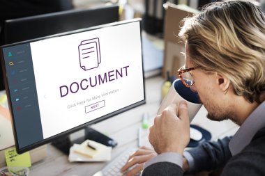 bilgisayarla çalışma iş adamı