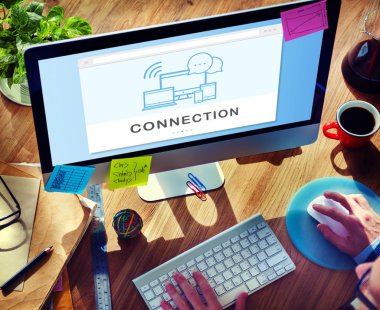 Bilgisayar kullanan adam