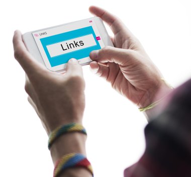 Erkek eller akıllı telefonu tutuyor.