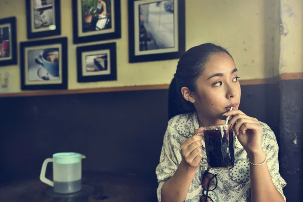 Asiatisk kvinna i café håller cup — Stockfoto