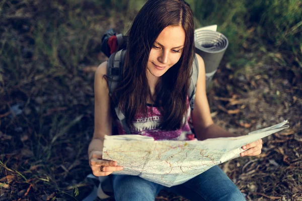 Backpacker κορίτσι με χάρτη — Φωτογραφία Αρχείου