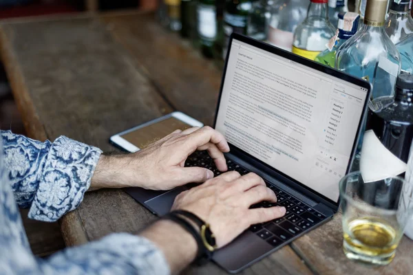 Man werkt met laptop — Stockfoto